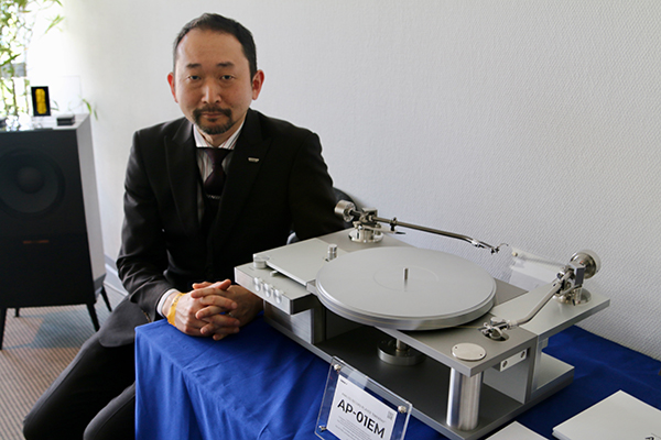  052324.munich.Jun Nagamatsu of Yuki Precision with AP-01EM turntable.jpg